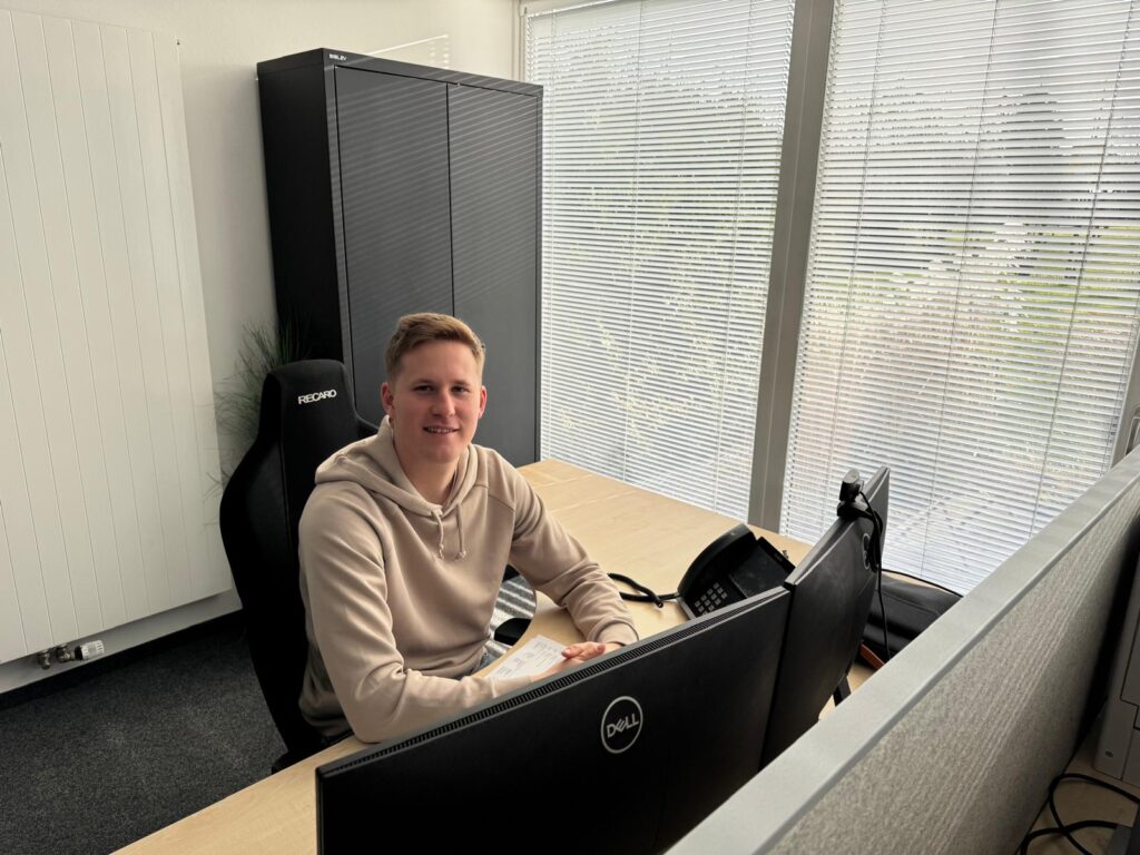 Azubi am Arbeitsplatz bei Team Harant
